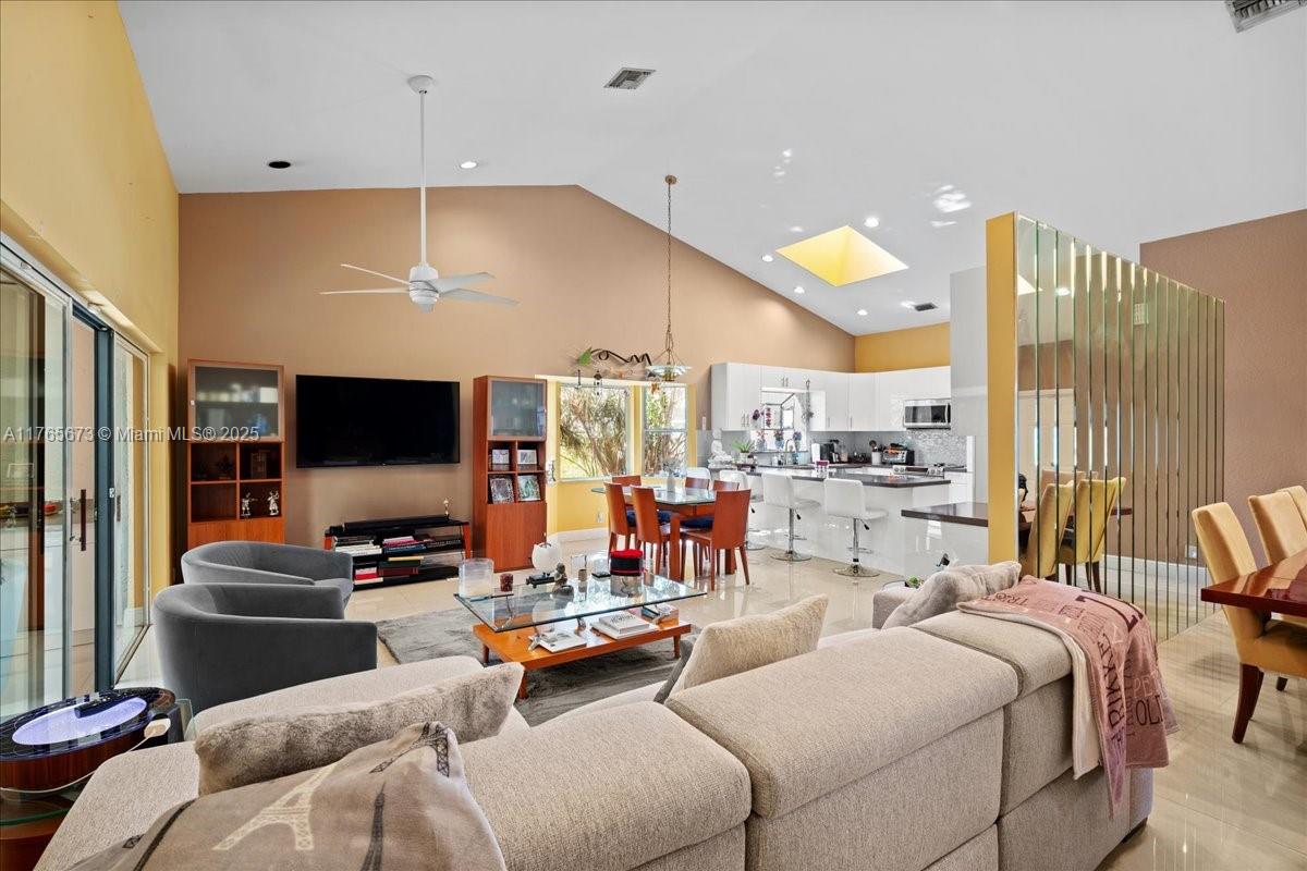 7332 NW 83rd Way, Tamarac, Florida image 12