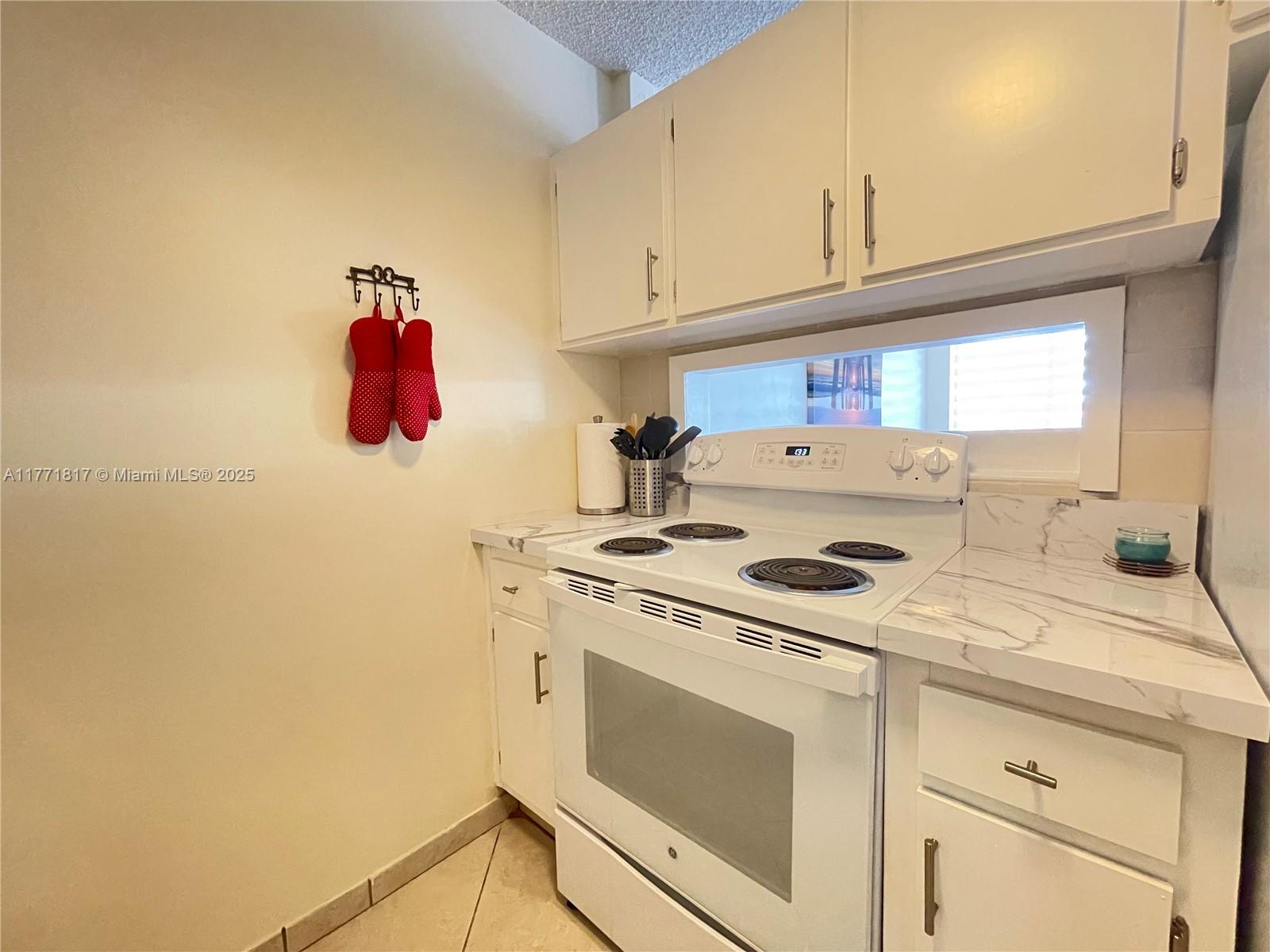 800 SW 10th Ter #17T, Hallandale Beach, Florida image 15