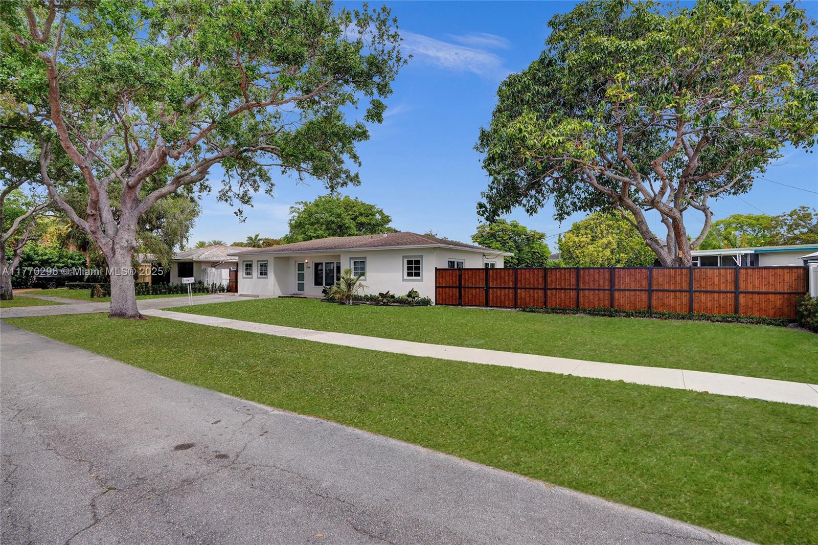 2125 Alamanda Dr, North Miami, Florida image 4