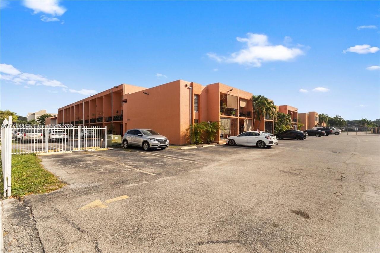 1300 W 47th Pl #217B, Hialeah, Florida image 1