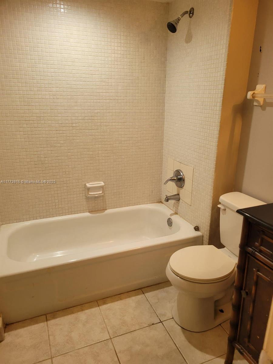 113 Royal Park Dr #2H, Oakland Park, Florida image 9