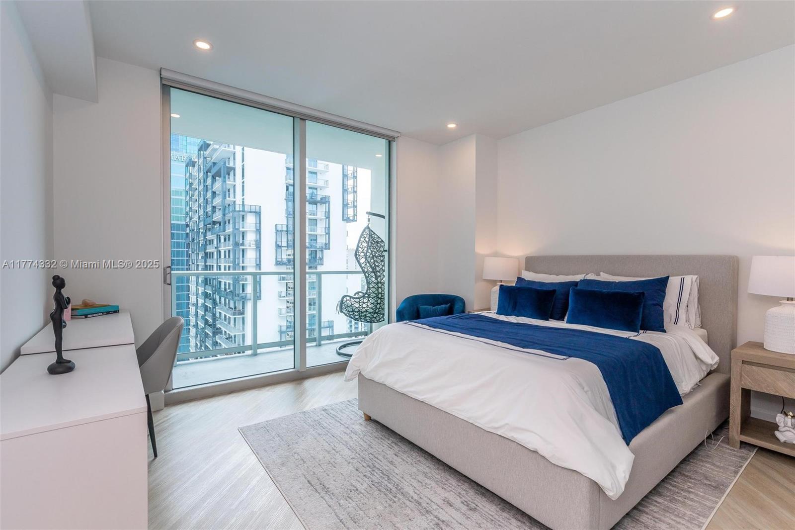 300 S Biscayne Blvd #T-3607, Miami FL 33131