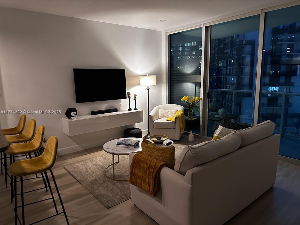 300 S Biscayne Blvd #T-3607, Miami FL 33131