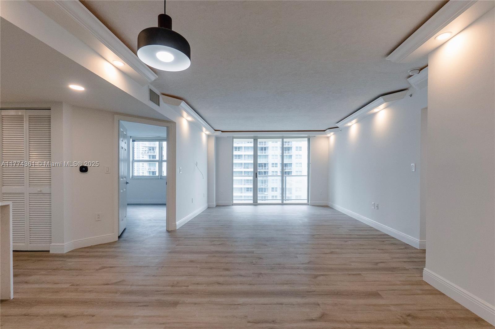 1155 Brickell Bay Dr #2204, Miami FL 33131