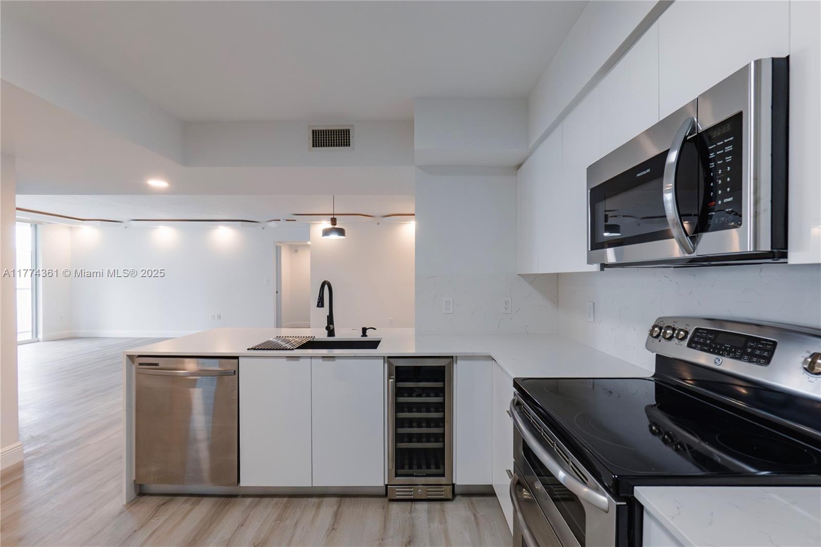 1155 Brickell Bay Dr #2204, Miami FL 33131
