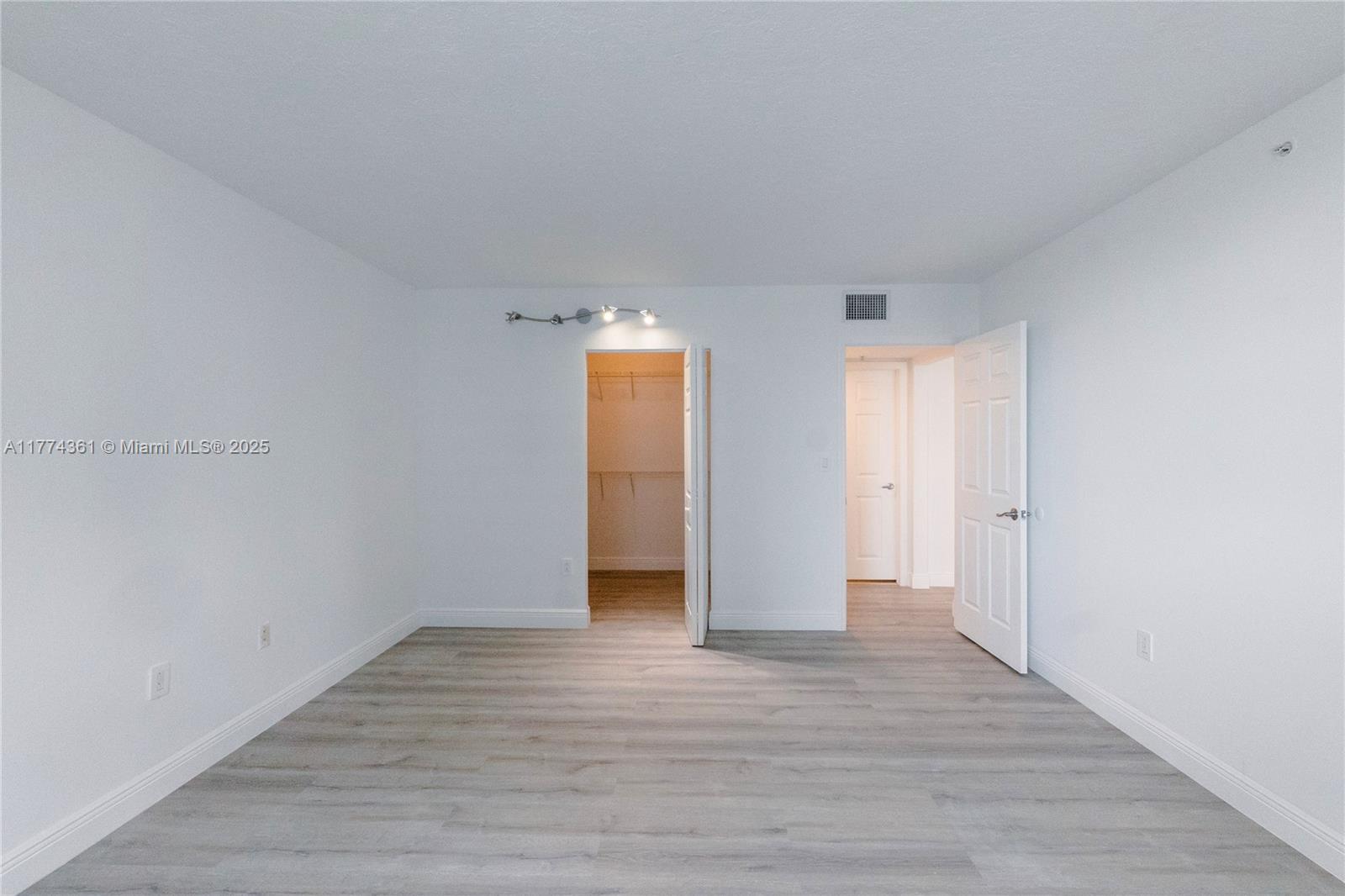 1155 Brickell Bay Dr #2204, Miami FL 33131