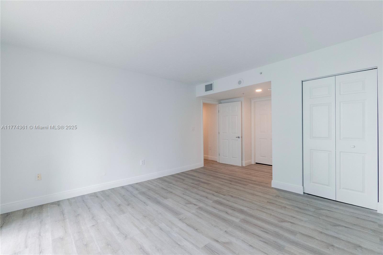 1155 Brickell Bay Dr #2204, Miami FL 33131