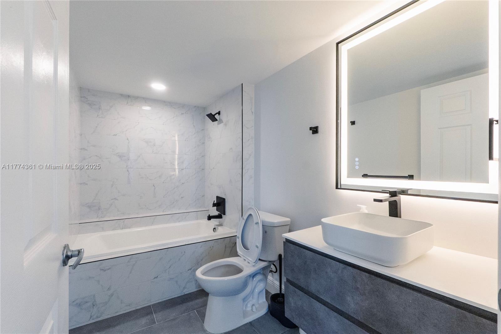 1155 Brickell Bay Dr #2204, Miami FL 33131