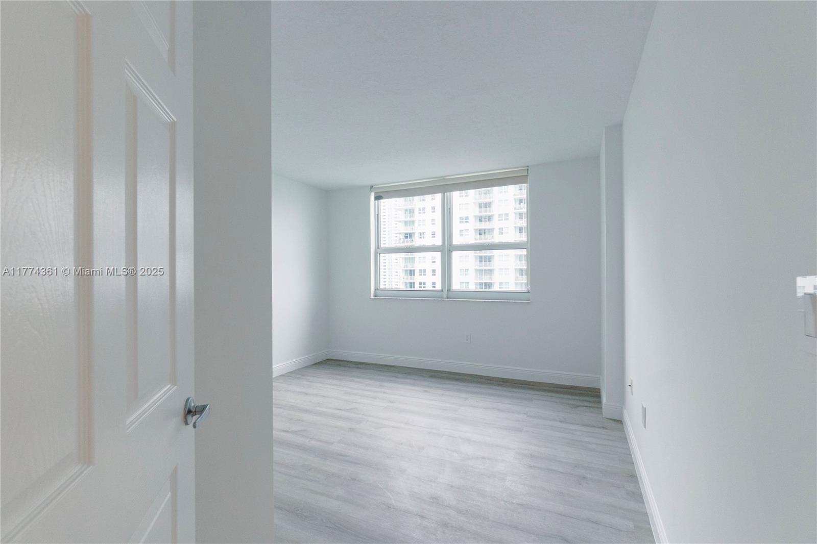 1155 Brickell Bay Dr #2204, Miami FL 33131