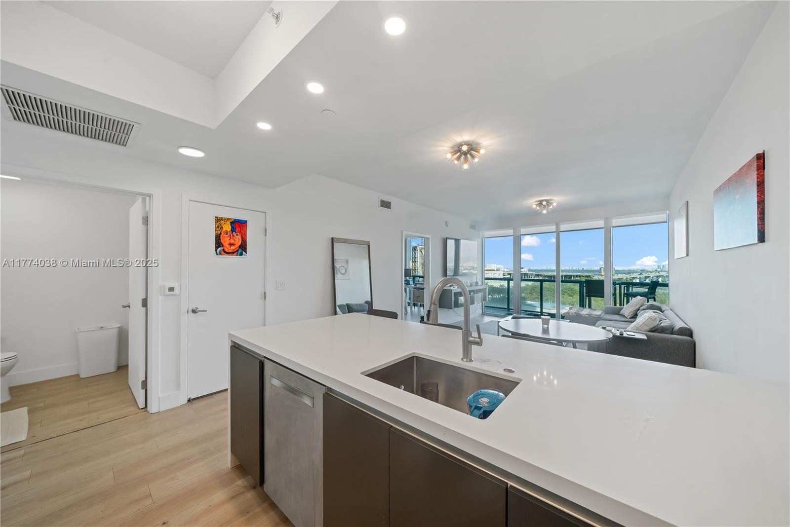 888 Biscayne Blvd #910, Miami FL 33132
