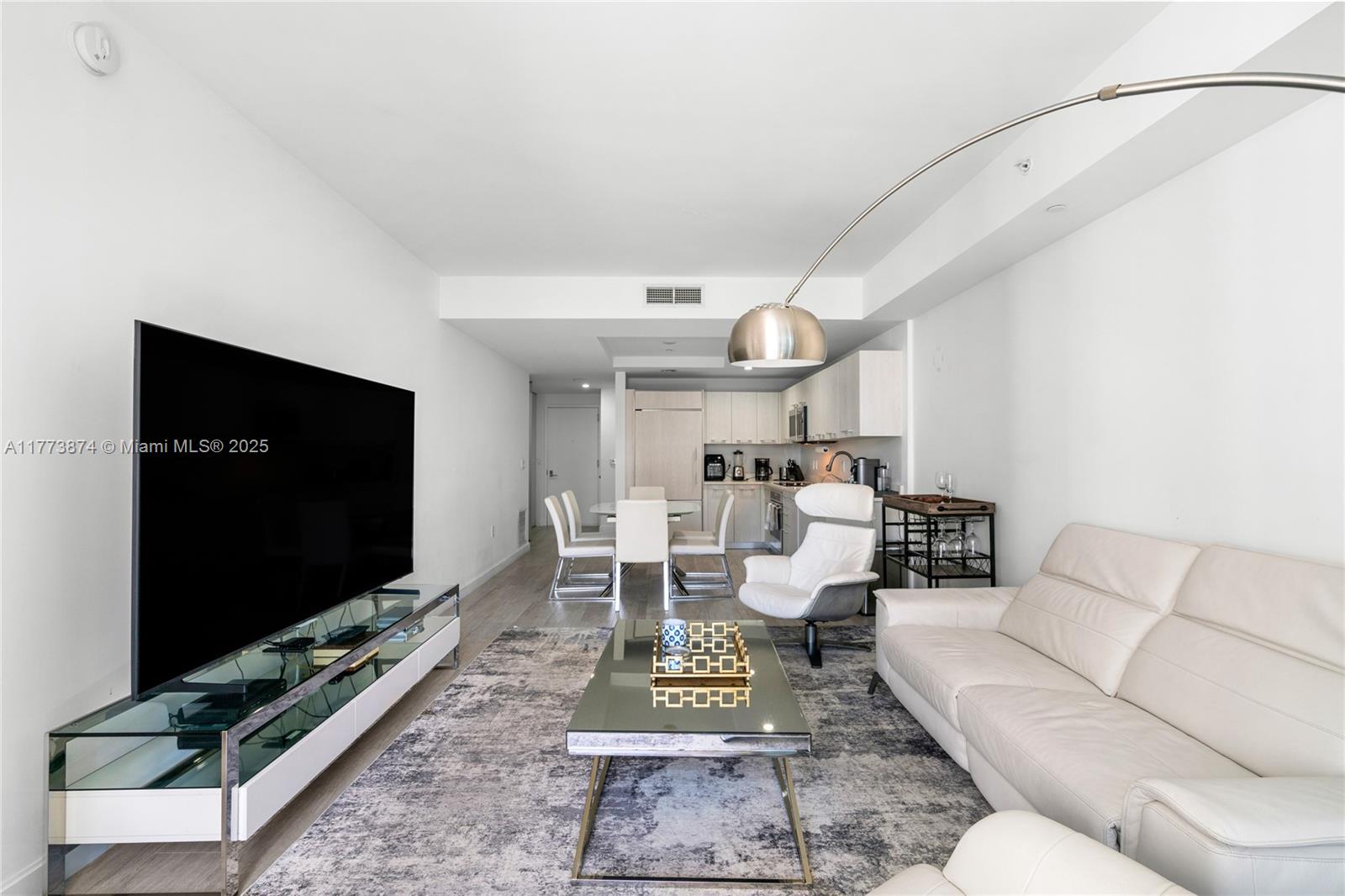 55 SW 9th St #1904, Miami FL 33130