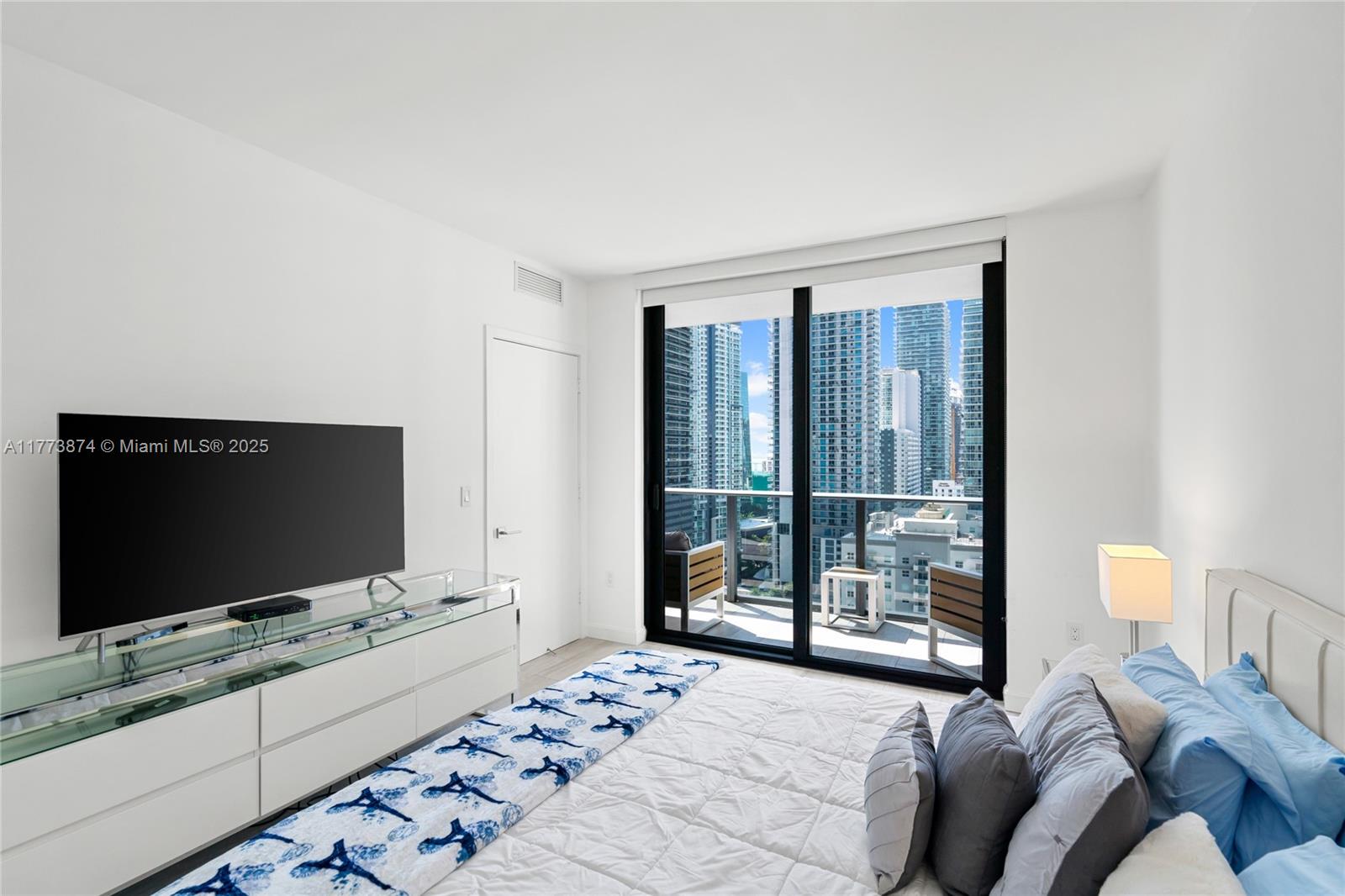 55 SW 9th St #1904, Miami FL 33130