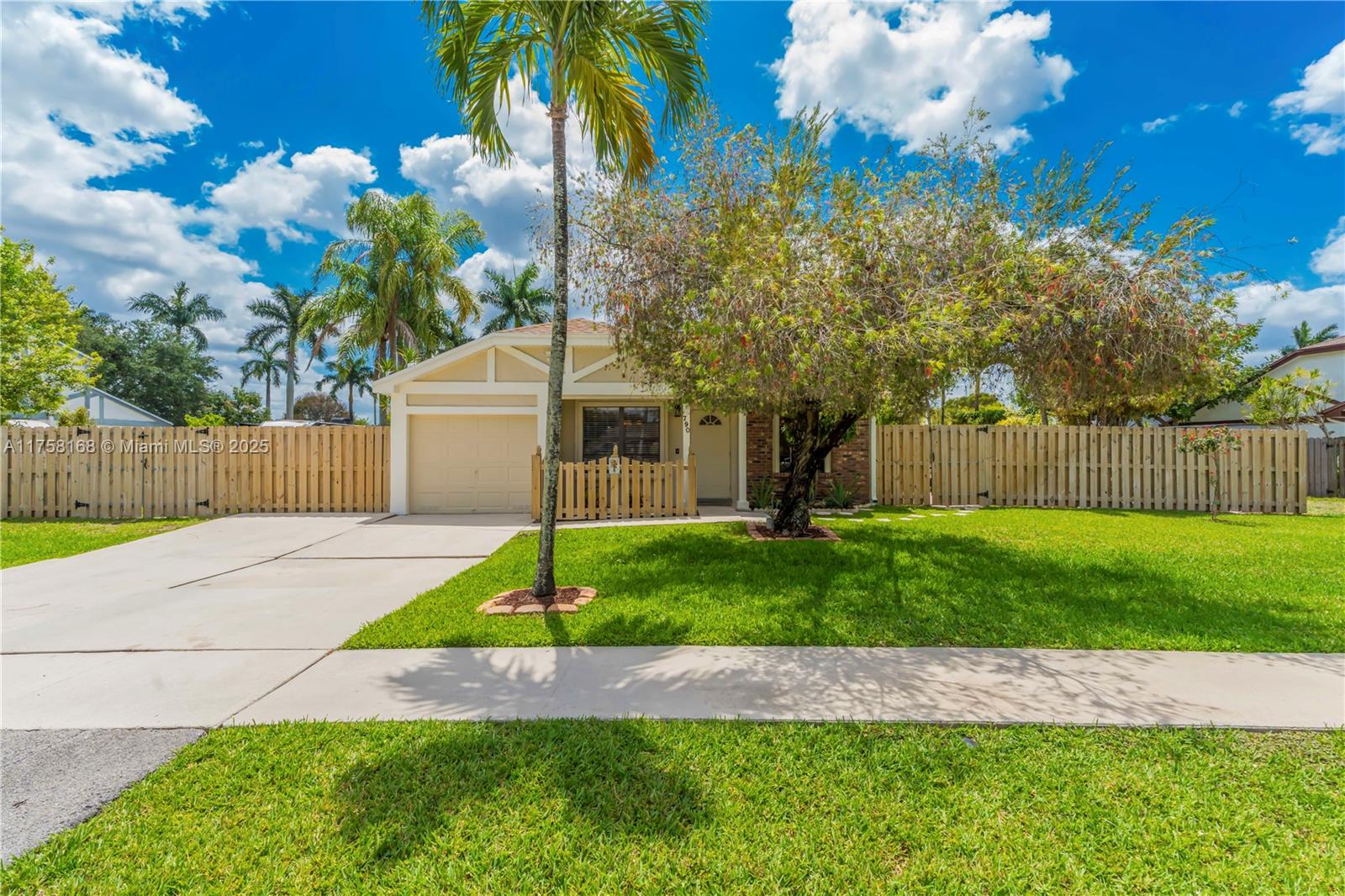 790 S Wind Cir, Sunrise, Florida image 1