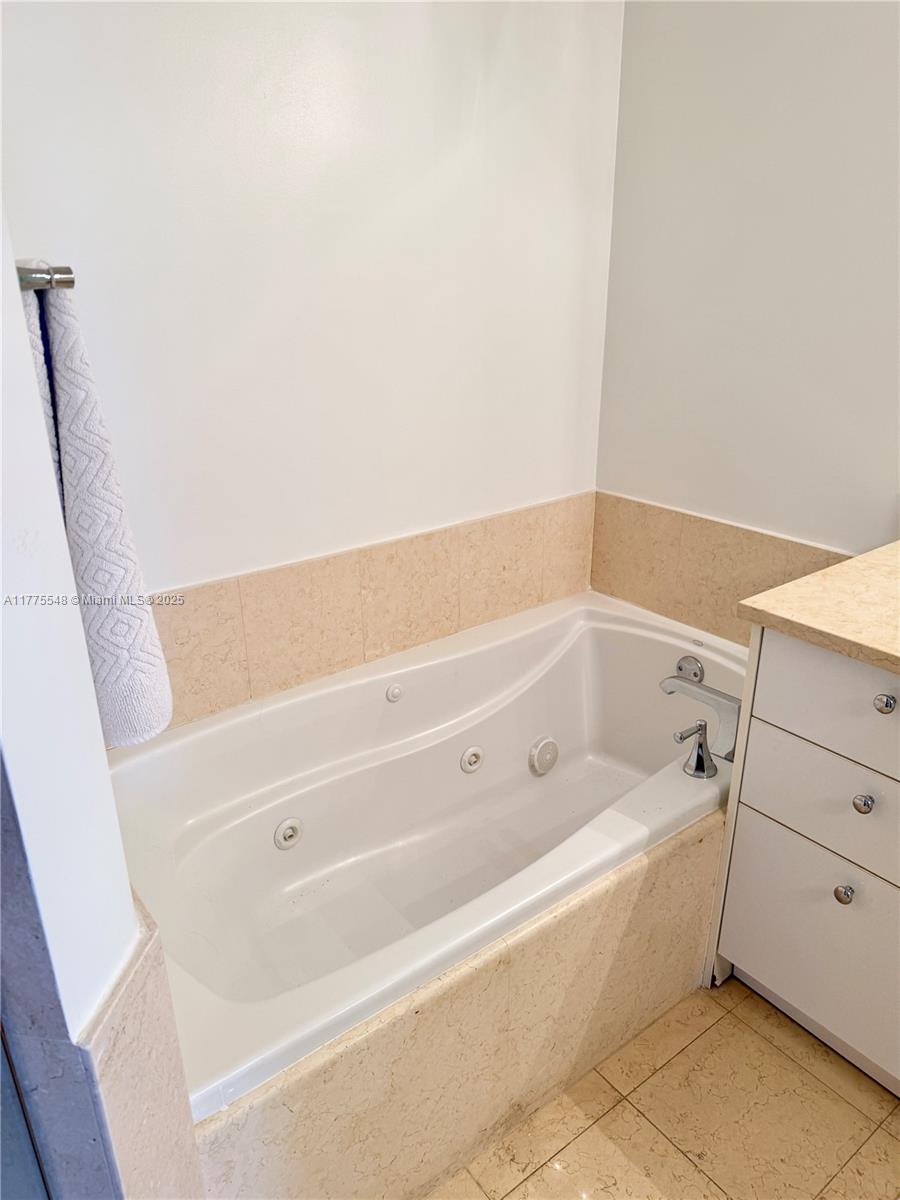 19900 E Country Club Dr #1207, Aventura FL 33180