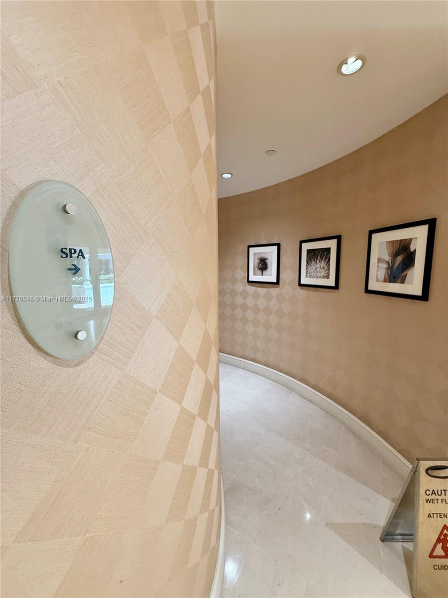 19900 E Country Club Dr #1207, Aventura FL 33180