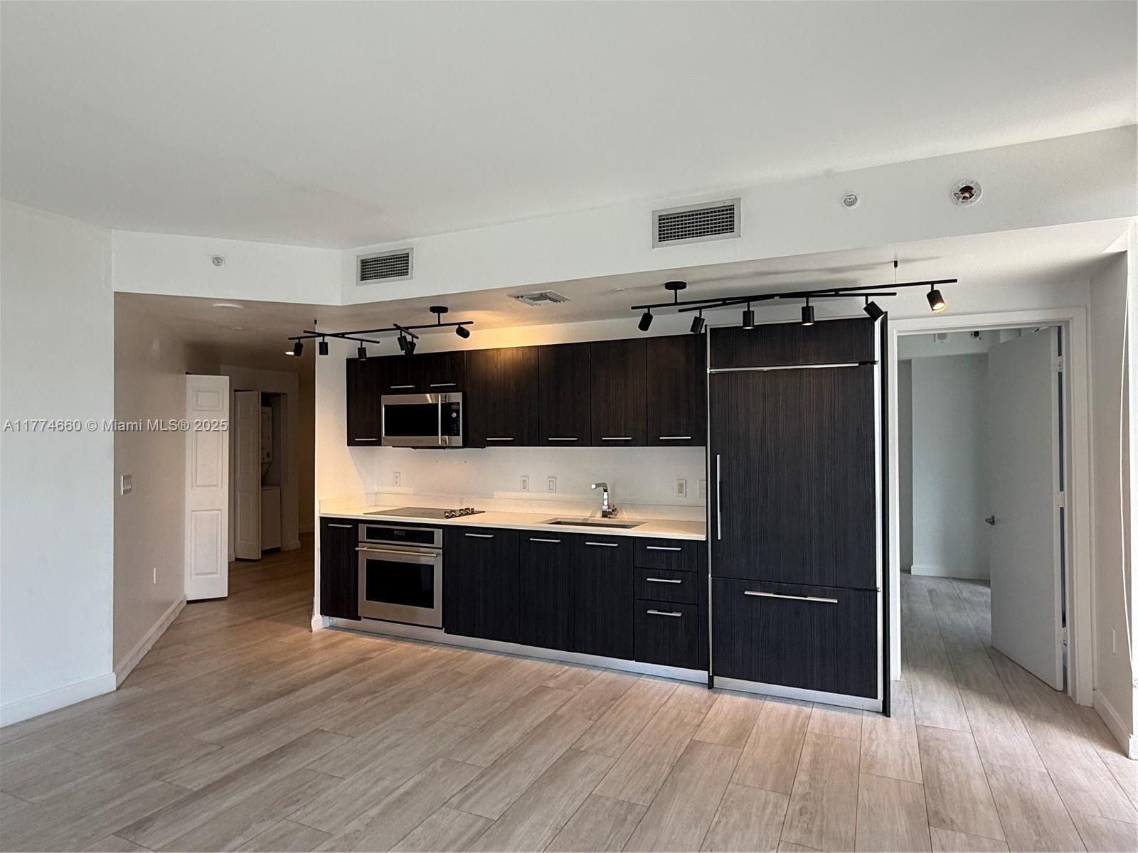 55 SW 9th St #1803, Miami FL 33130