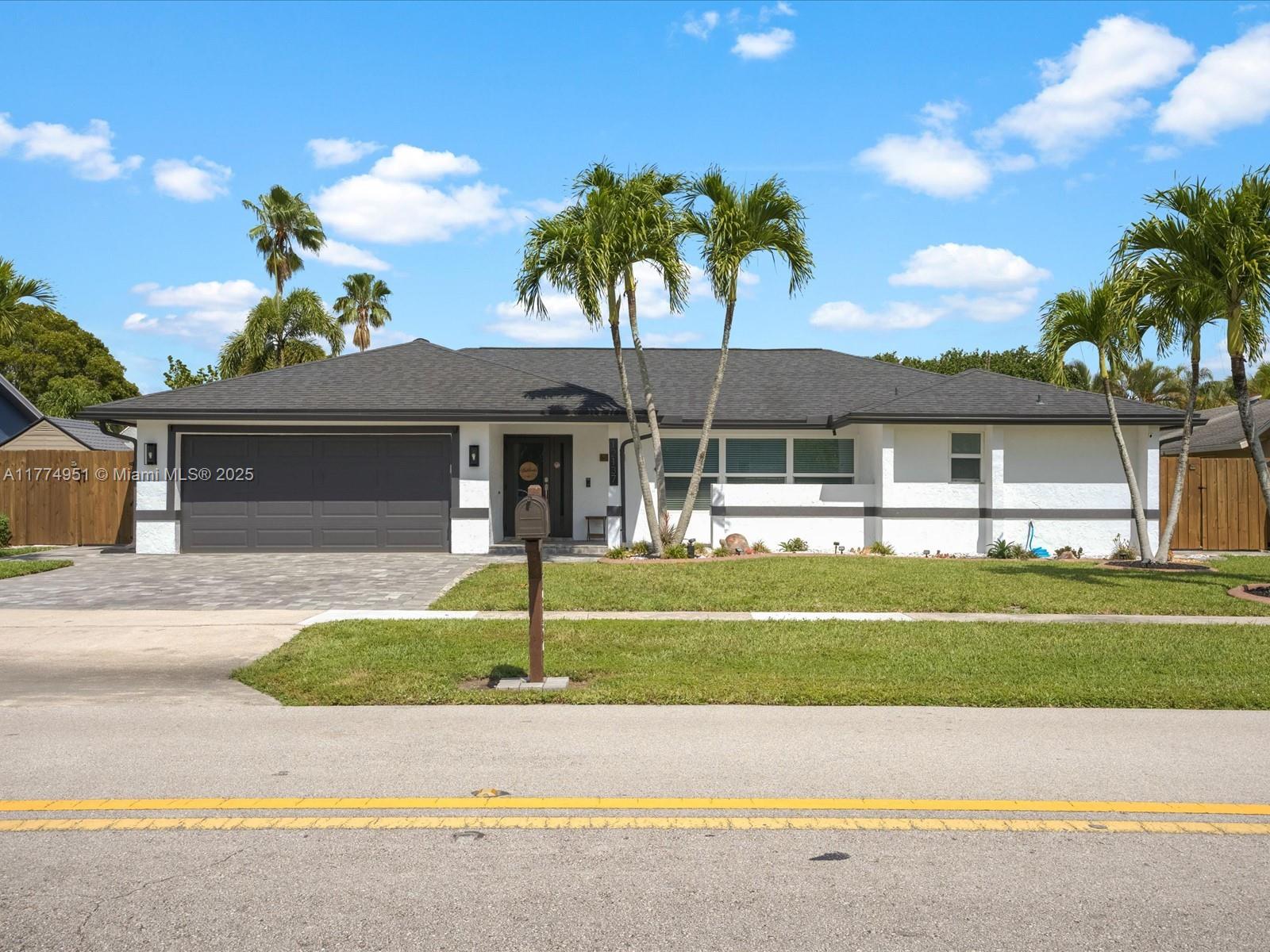 12137 Stratford St, Wellington, Florida image 2