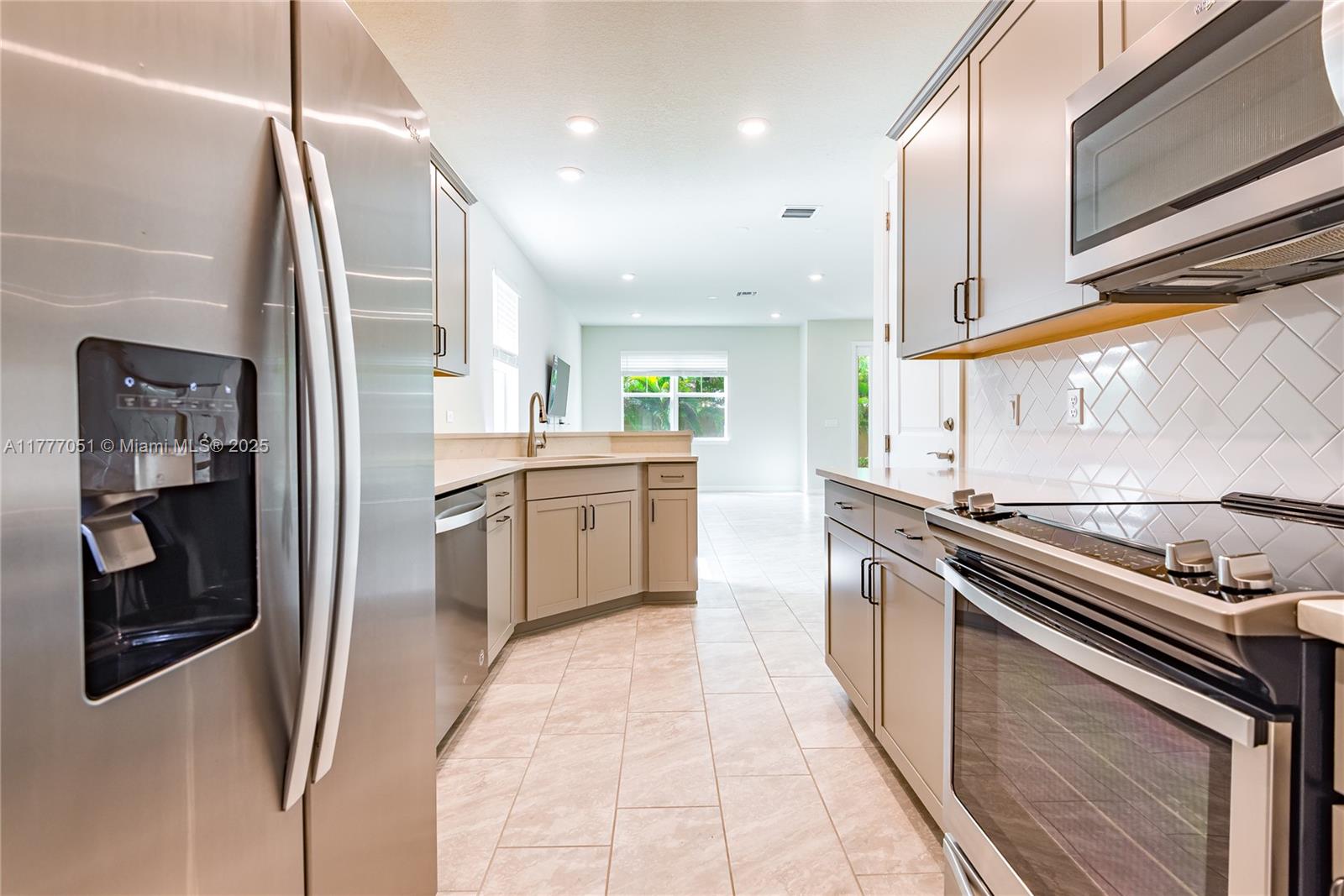 4144 Greenway Dr, Hollywood, Florida image 2
