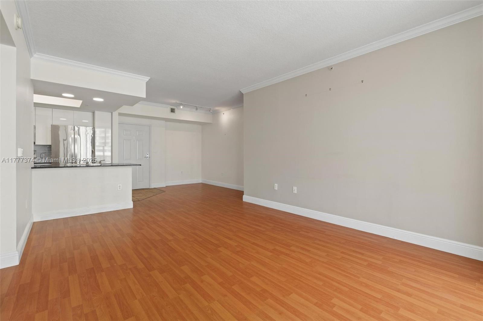 Listing Photo 11