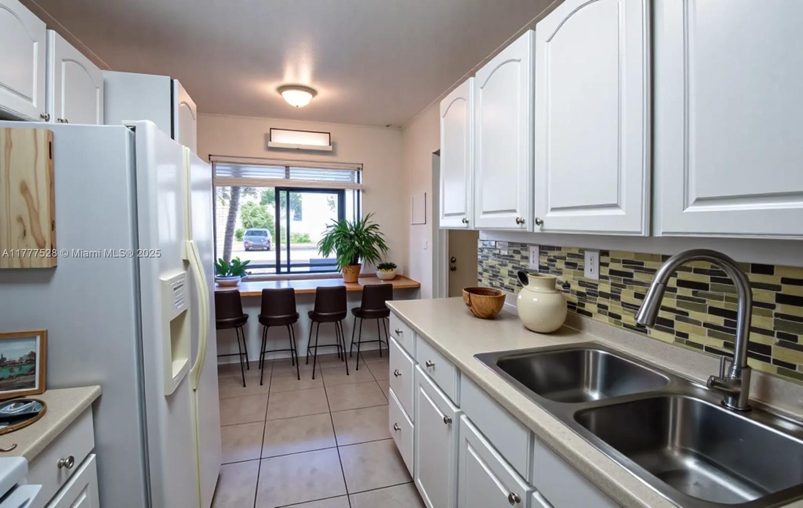 153 Lakeview Dr #101, Weston, Florida image 3