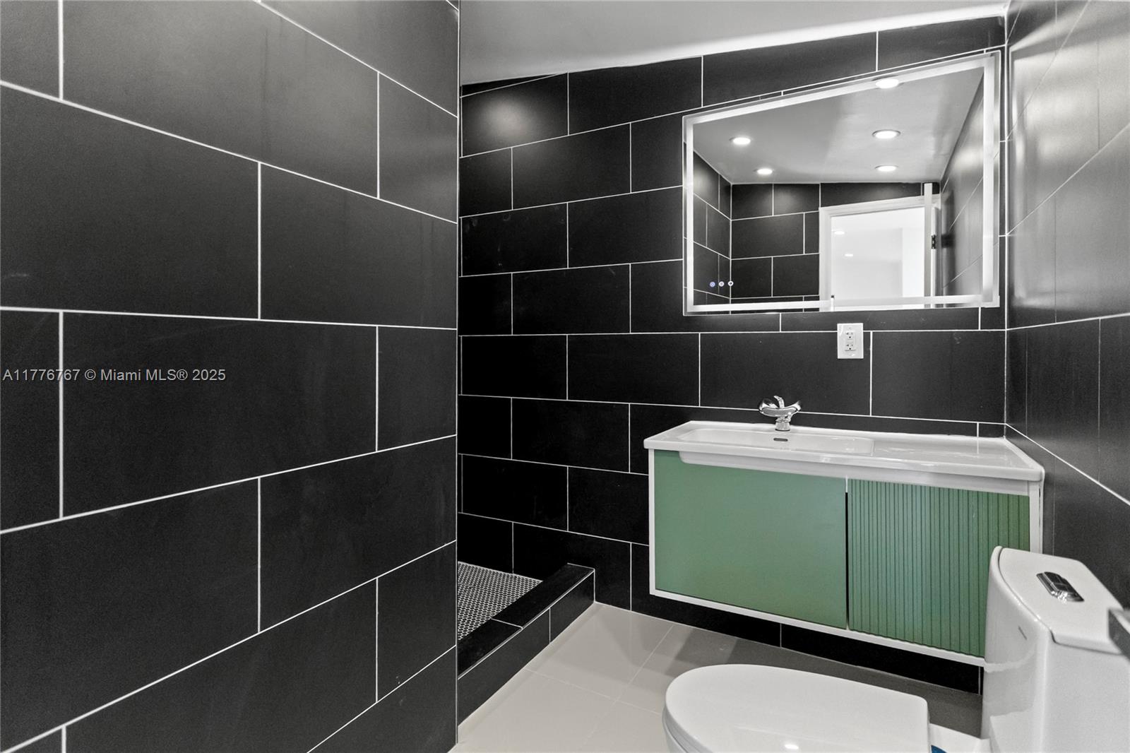 1640 NE 183 St, North Miami Beach, Florida image 35