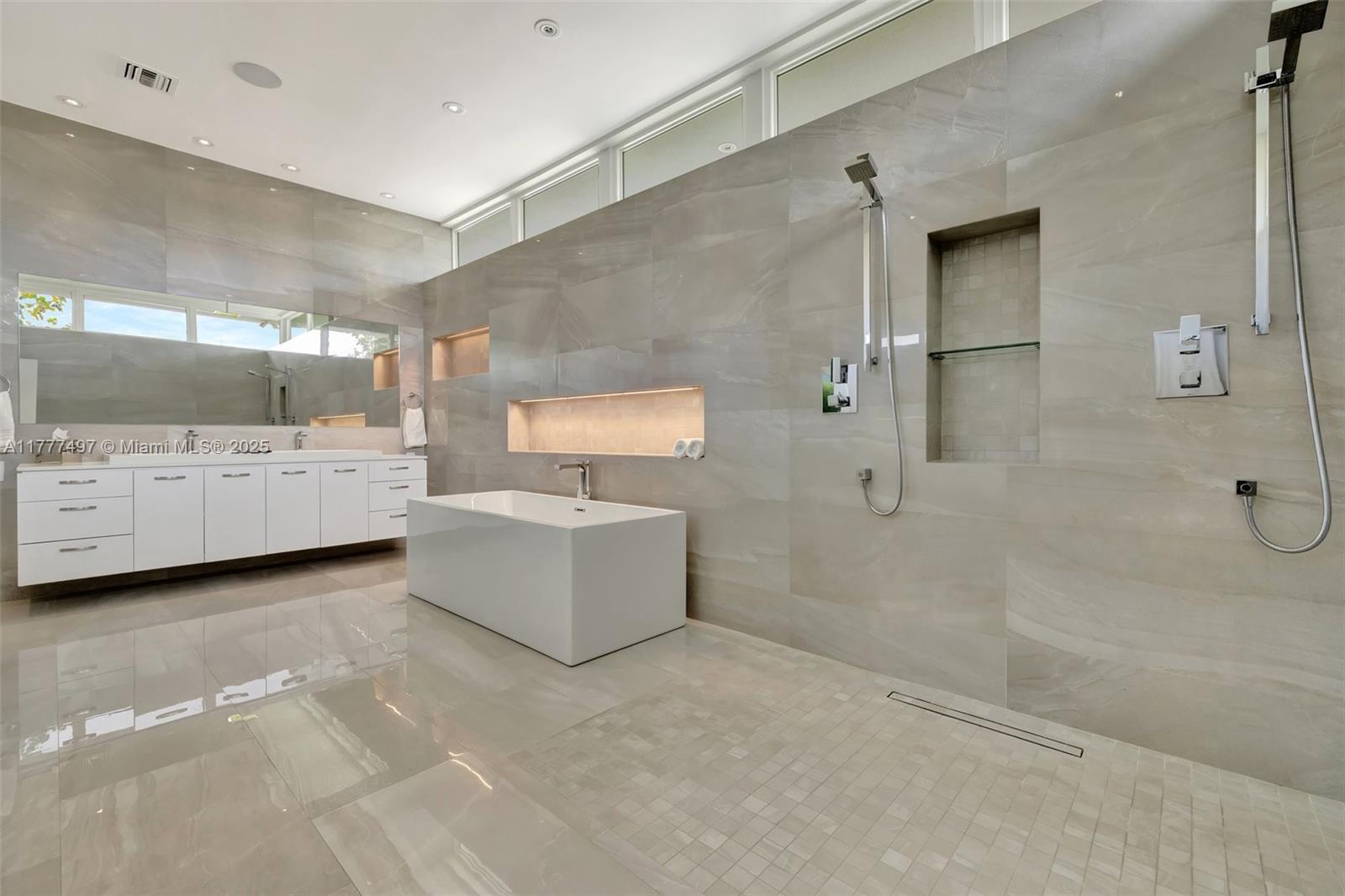 907 Diplomat Pkwy, Hallandale Beach, Florida image 25
