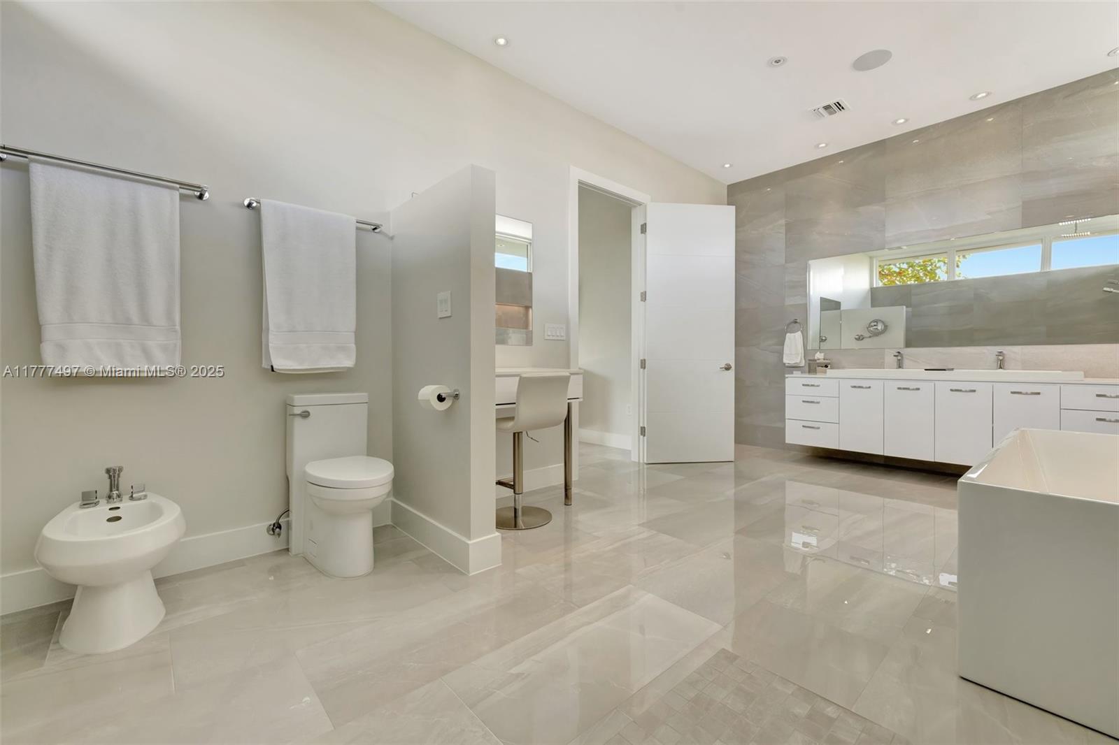 907 Diplomat Pkwy, Hallandale Beach, Florida image 26