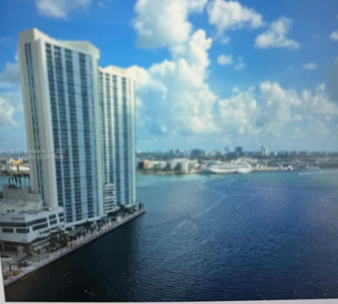 325 S Biscayne Blvd #2120, Miami FL 33131