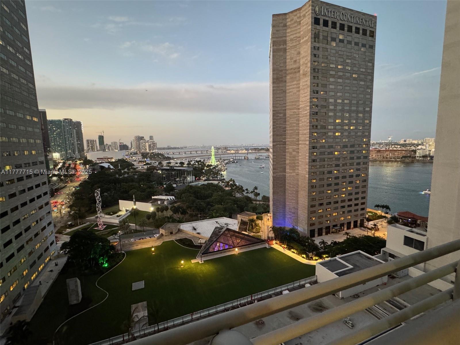 325 S Biscayne Blvd #2120, Miami FL 33131