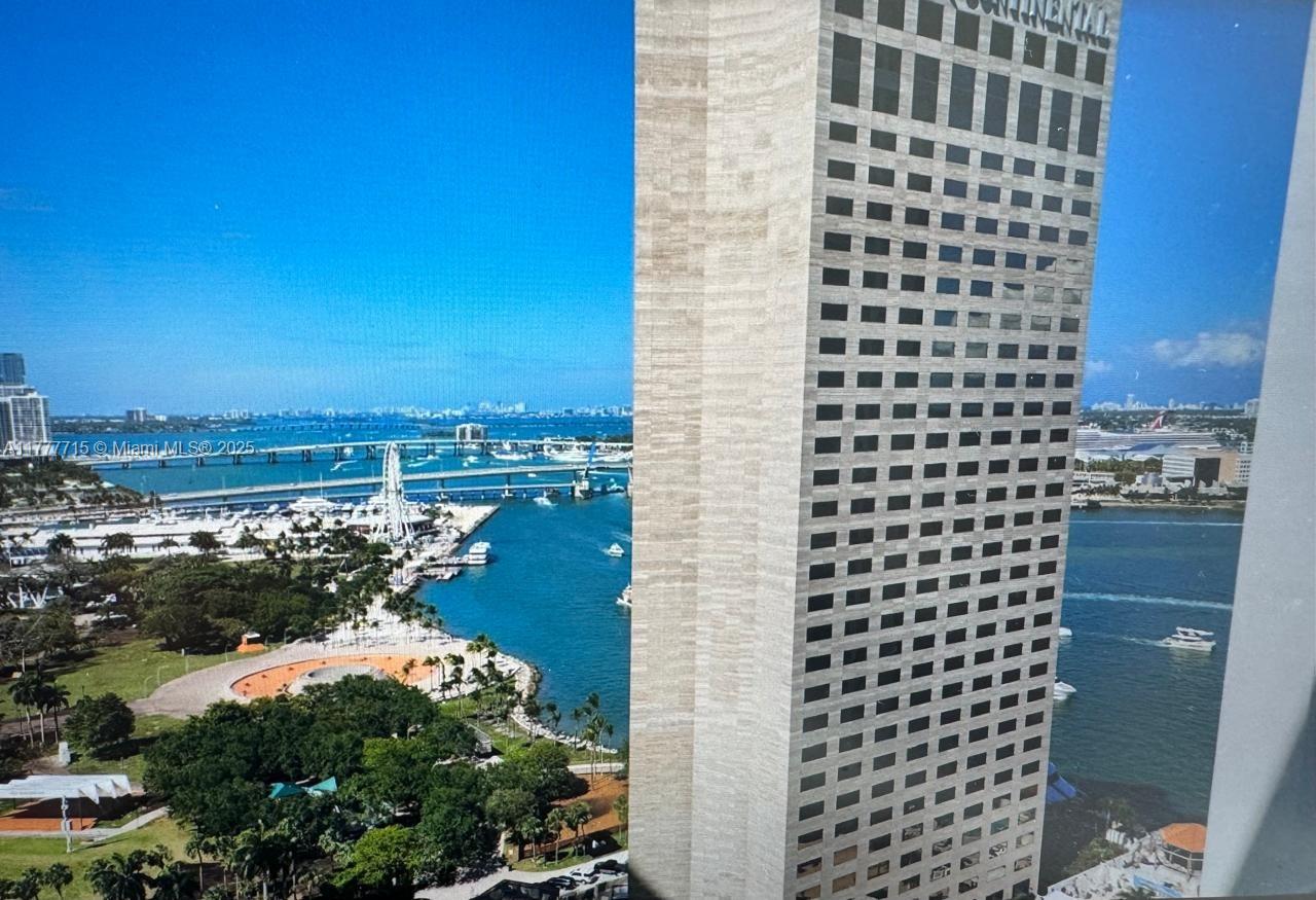 325 S Biscayne Blvd #2120, Miami FL 33131