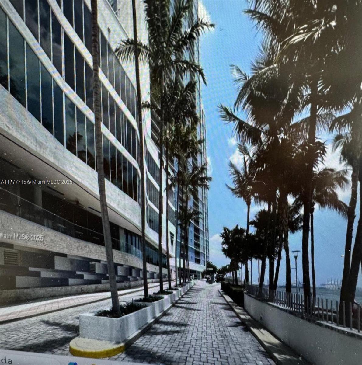 325 S Biscayne Blvd #2120, Miami FL 33131