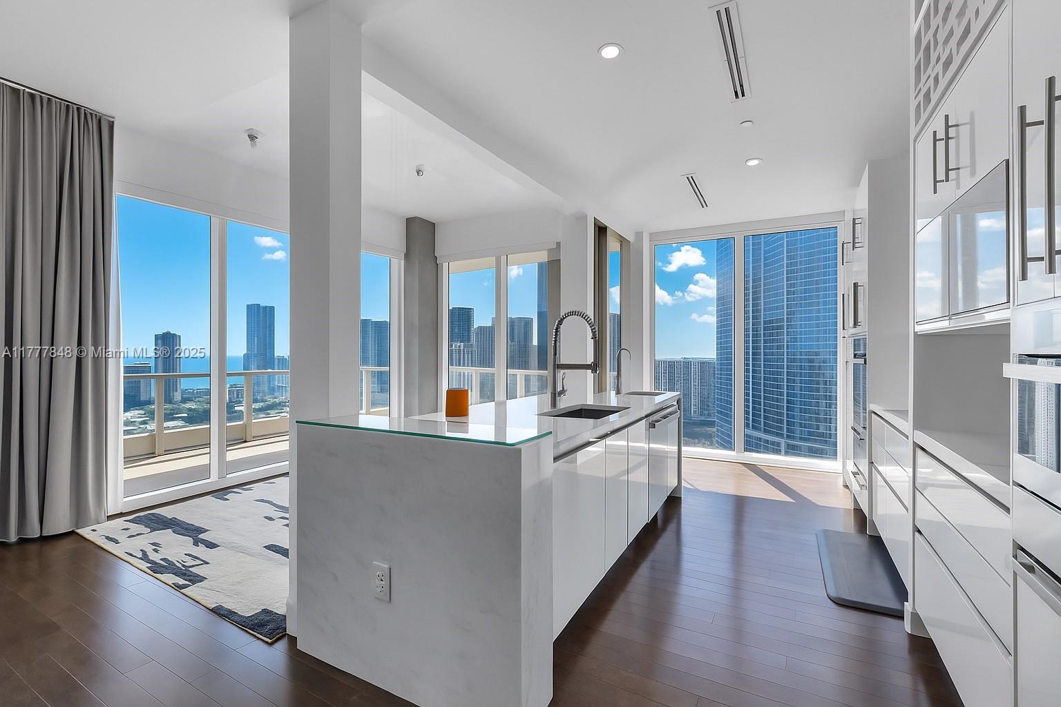 Apartamento à Venda em Miami, FL