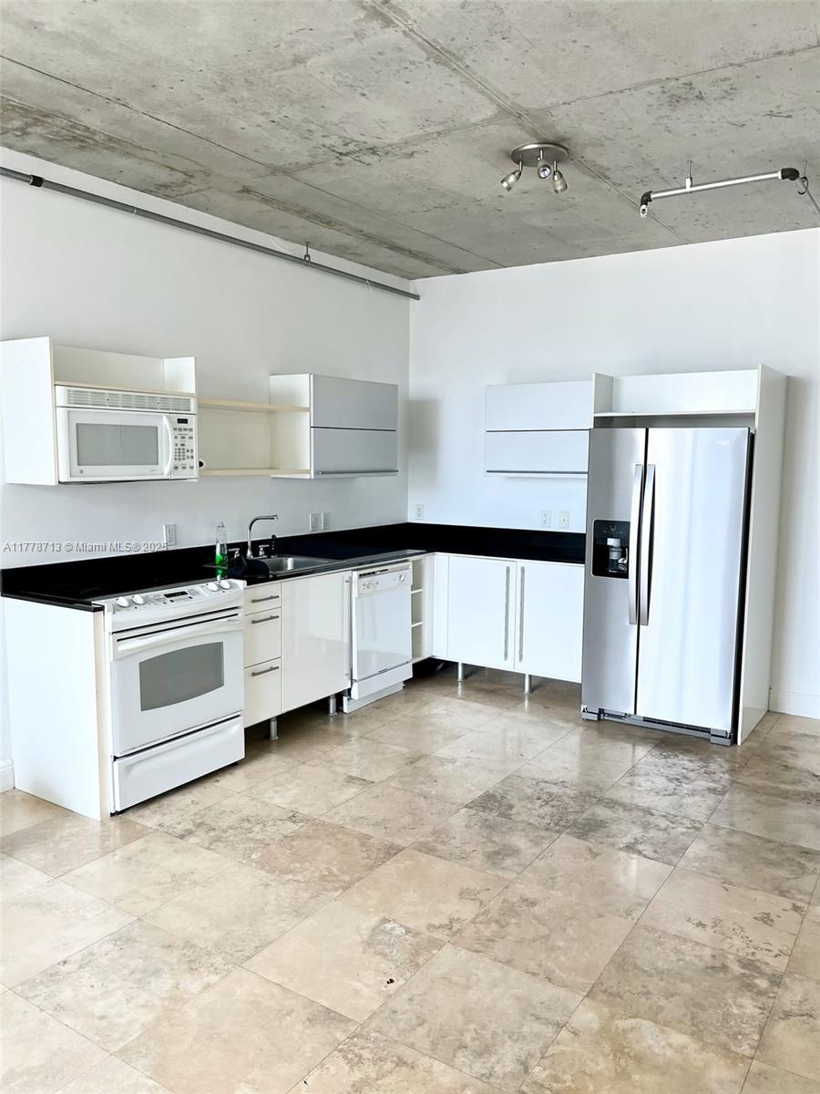 690 SW 1st Ct #2025, Miami FL 33130
