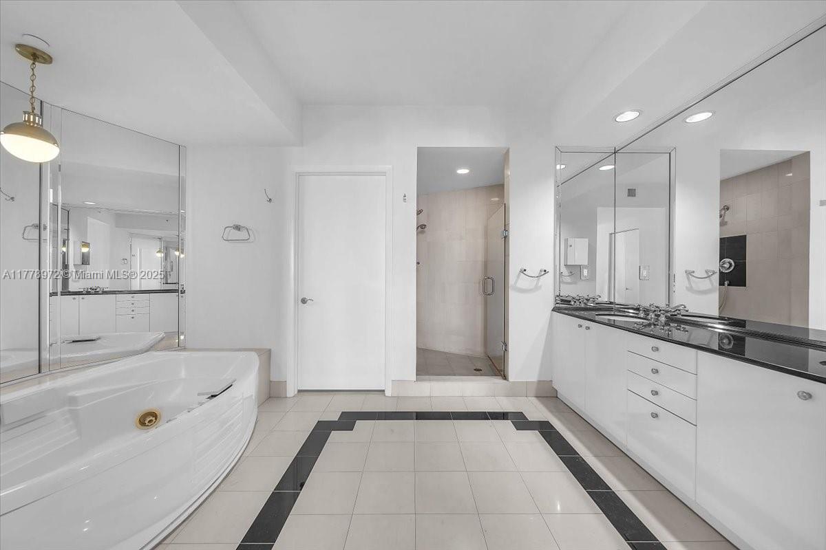 300 S Pointe Dr #3402, Miami Beach FL 33139