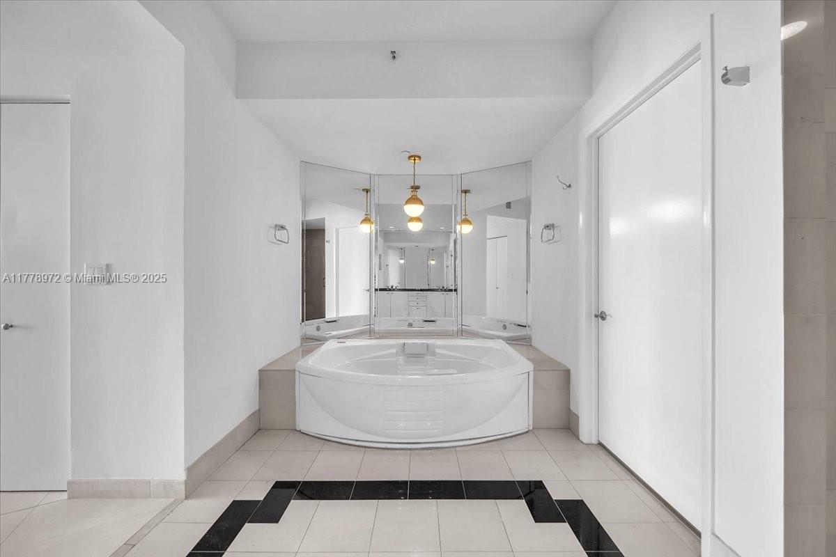 300 S Pointe Dr #3402, Miami Beach FL 33139