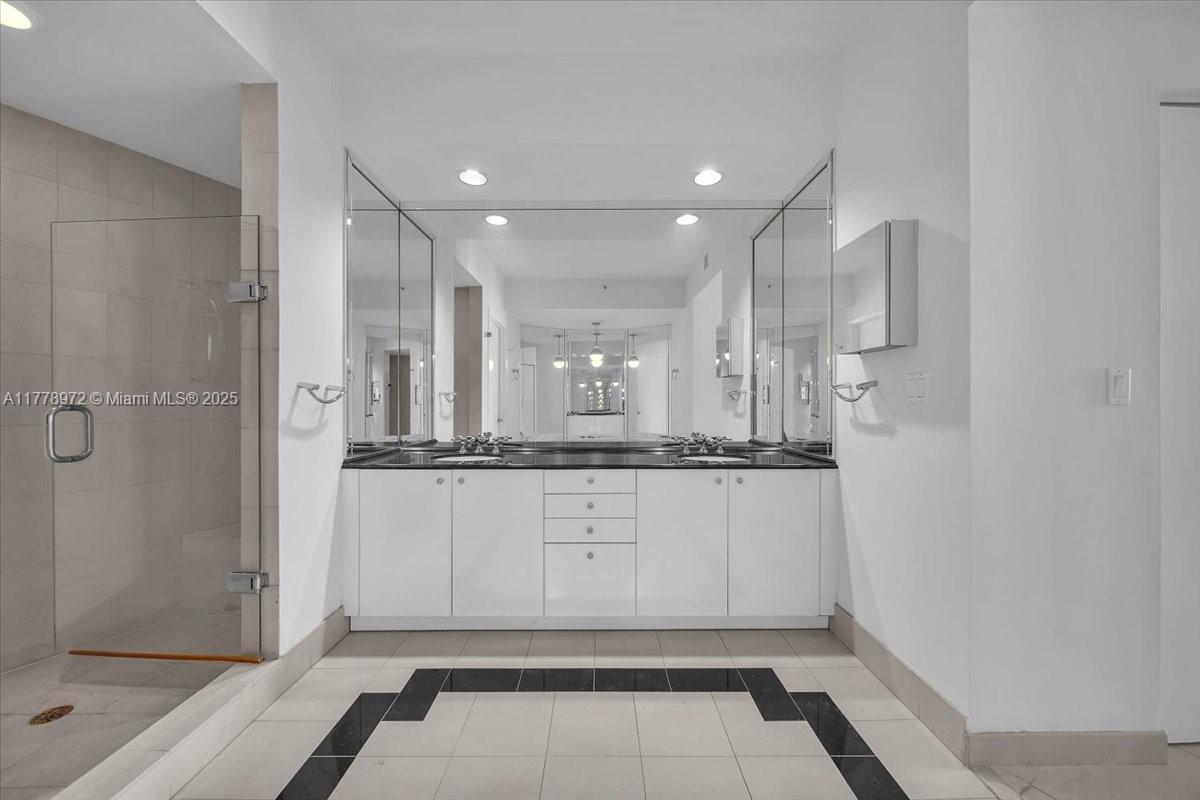300 S Pointe Dr #3402, Miami Beach FL 33139