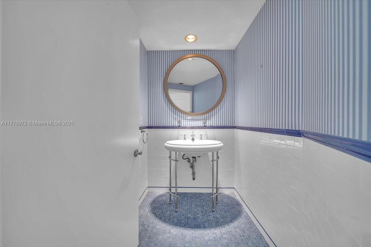 300 S Pointe Dr #3402, Miami Beach FL 33139