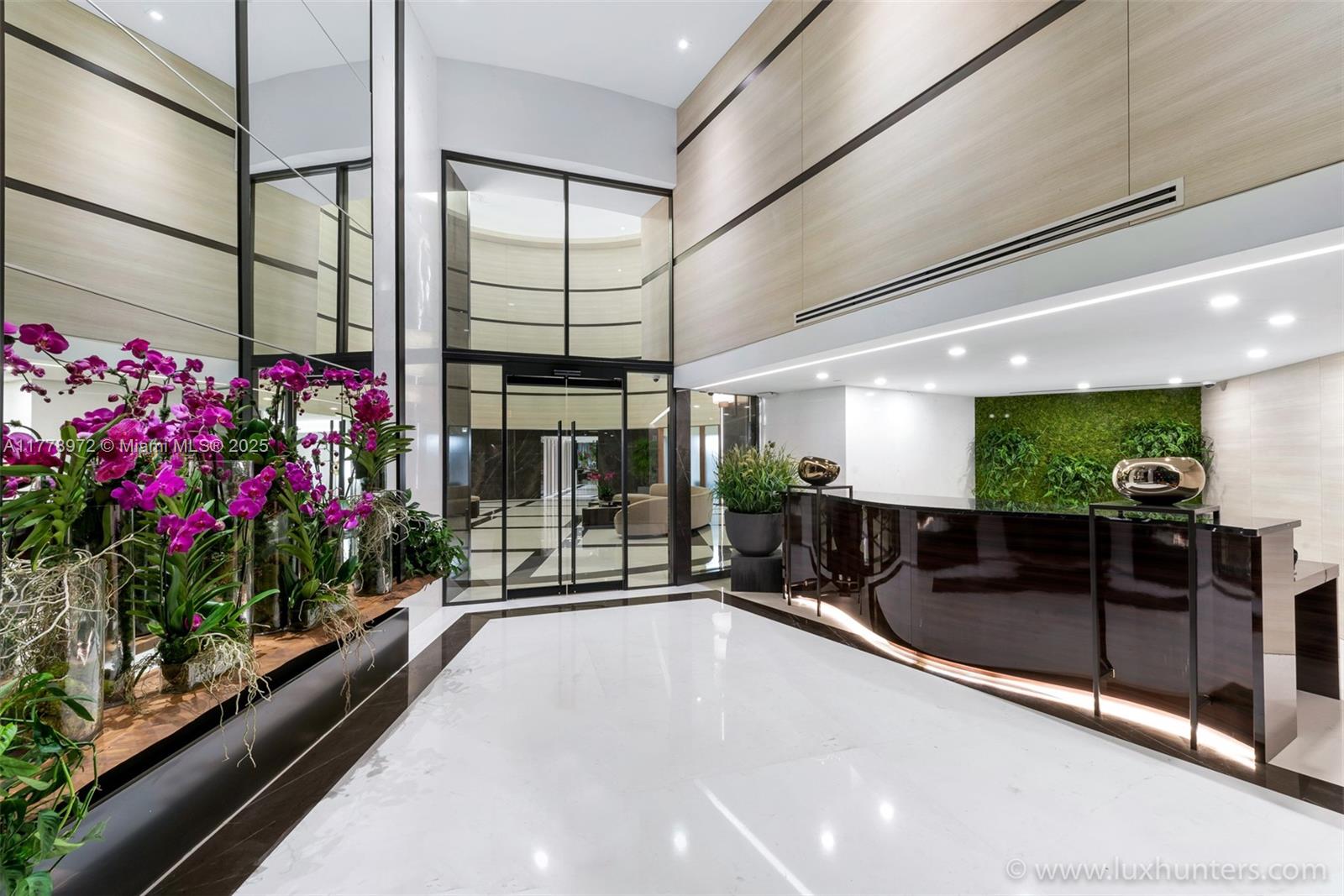 300 S Pointe Dr #3402, Miami Beach FL 33139