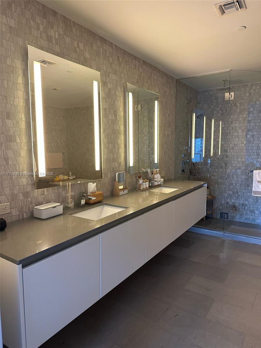 88 SW 7th St #2509, Miami FL 33130
