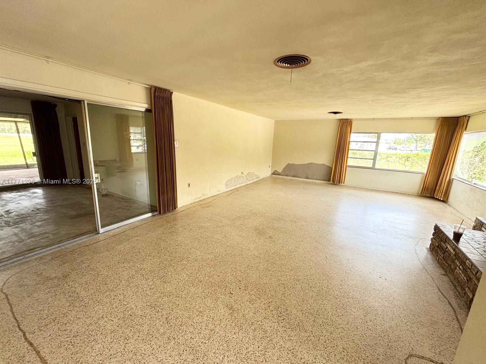 1198 N Country Club Dr, Crystal River, Florida image 3