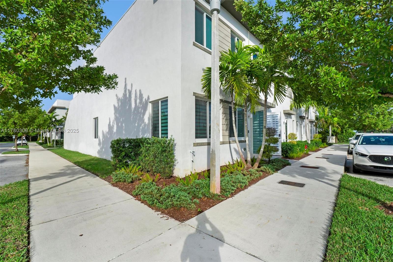 10259 NW 66th St, Doral, Florida image 36
