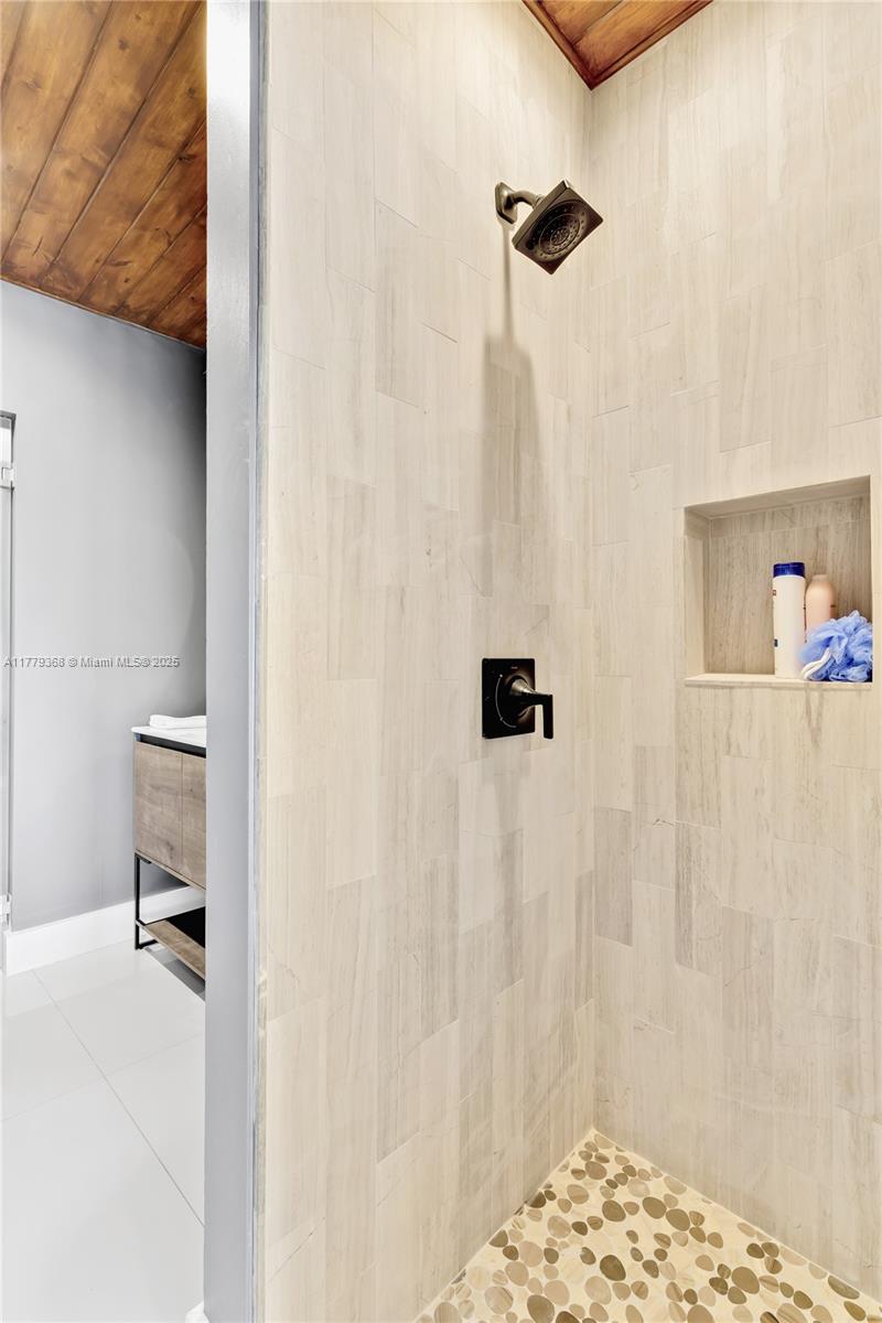 2243 Bayview Ln, North Miami, Florida image 39