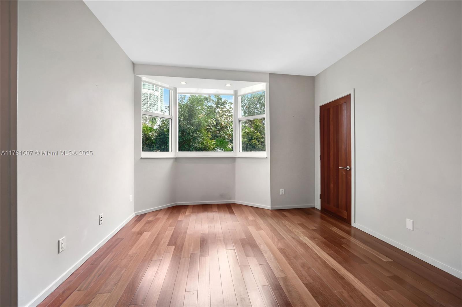 300 S Pointe Dr #305, Miami Beach FL 33139