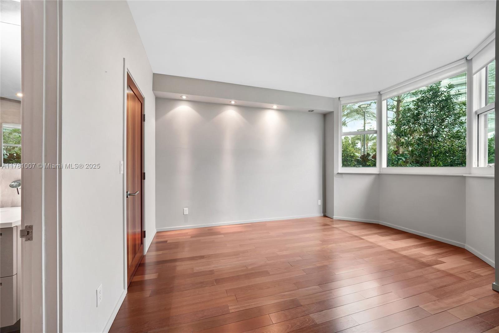 300 S Pointe Dr #305, Miami Beach FL 33139