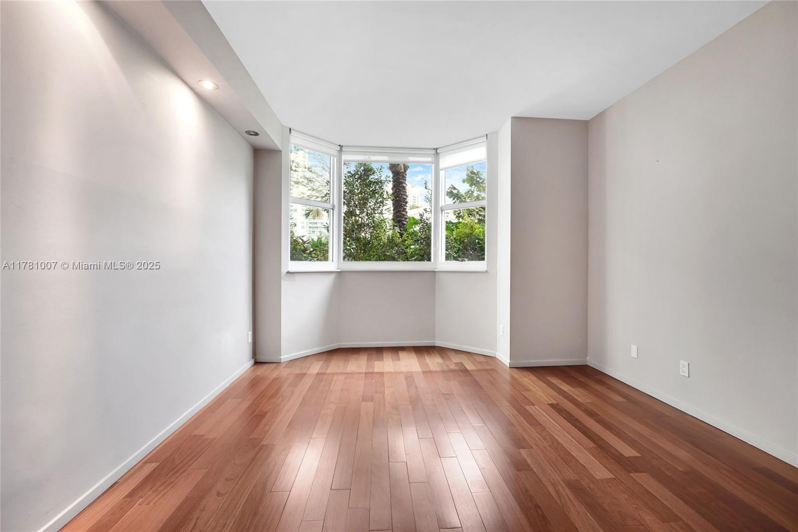 300 S Pointe Dr #305, Miami Beach FL 33139