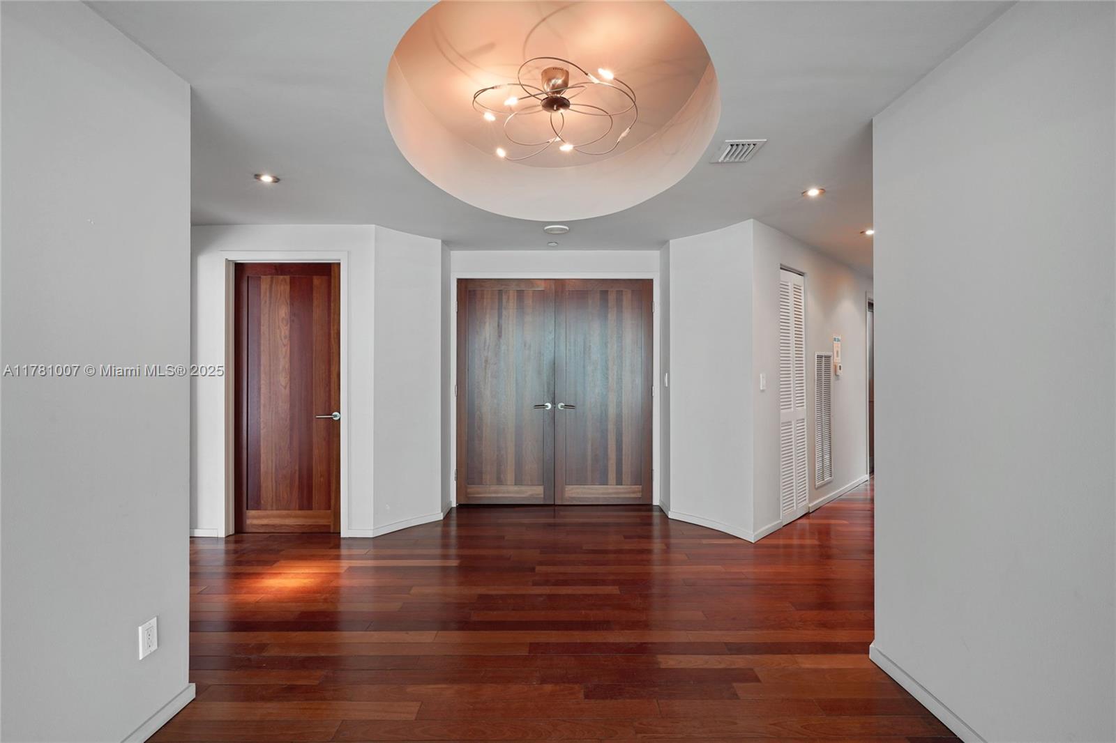 300 S Pointe Dr #305, Miami Beach FL 33139