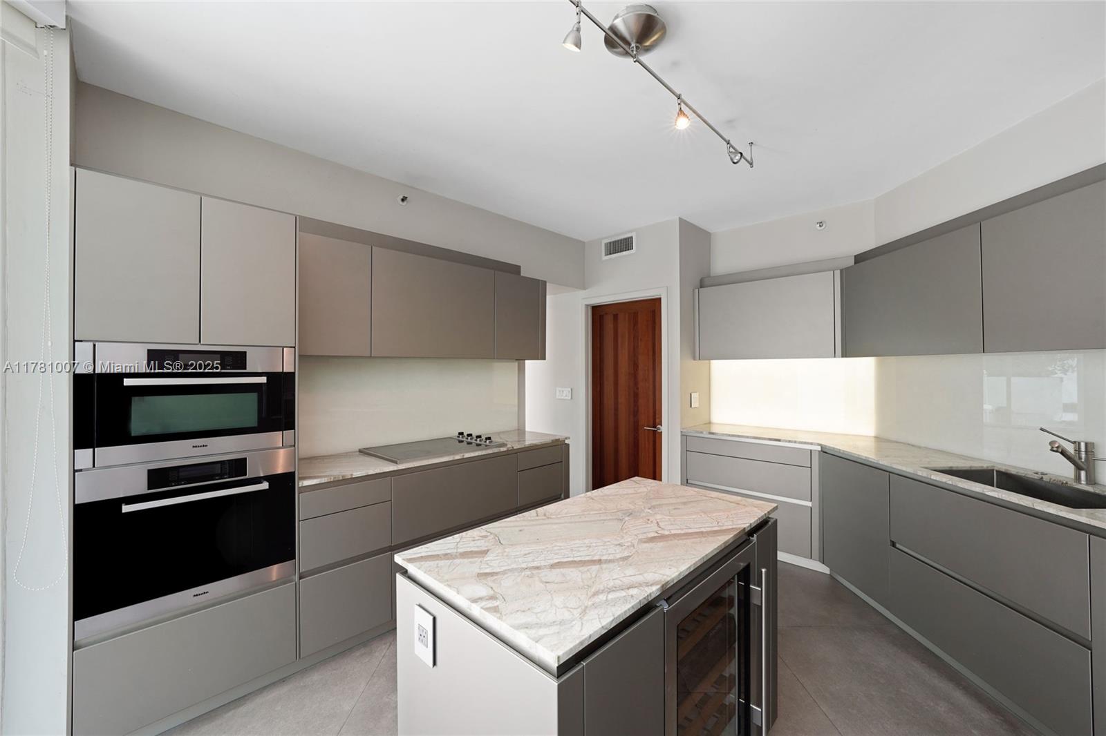 300 S Pointe Dr #305, Miami Beach FL 33139