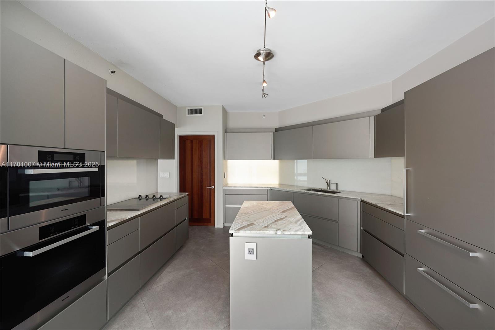 300 S Pointe Dr #305, Miami Beach FL 33139