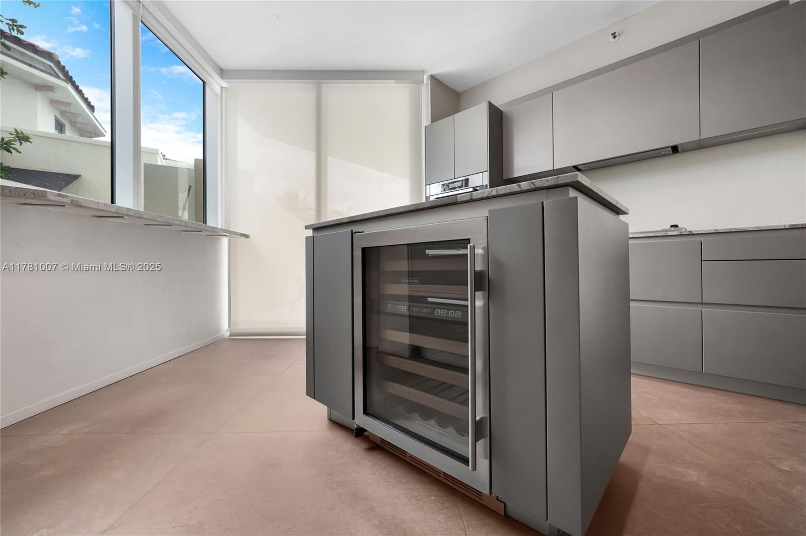 300 S Pointe Dr #305, Miami Beach FL 33139