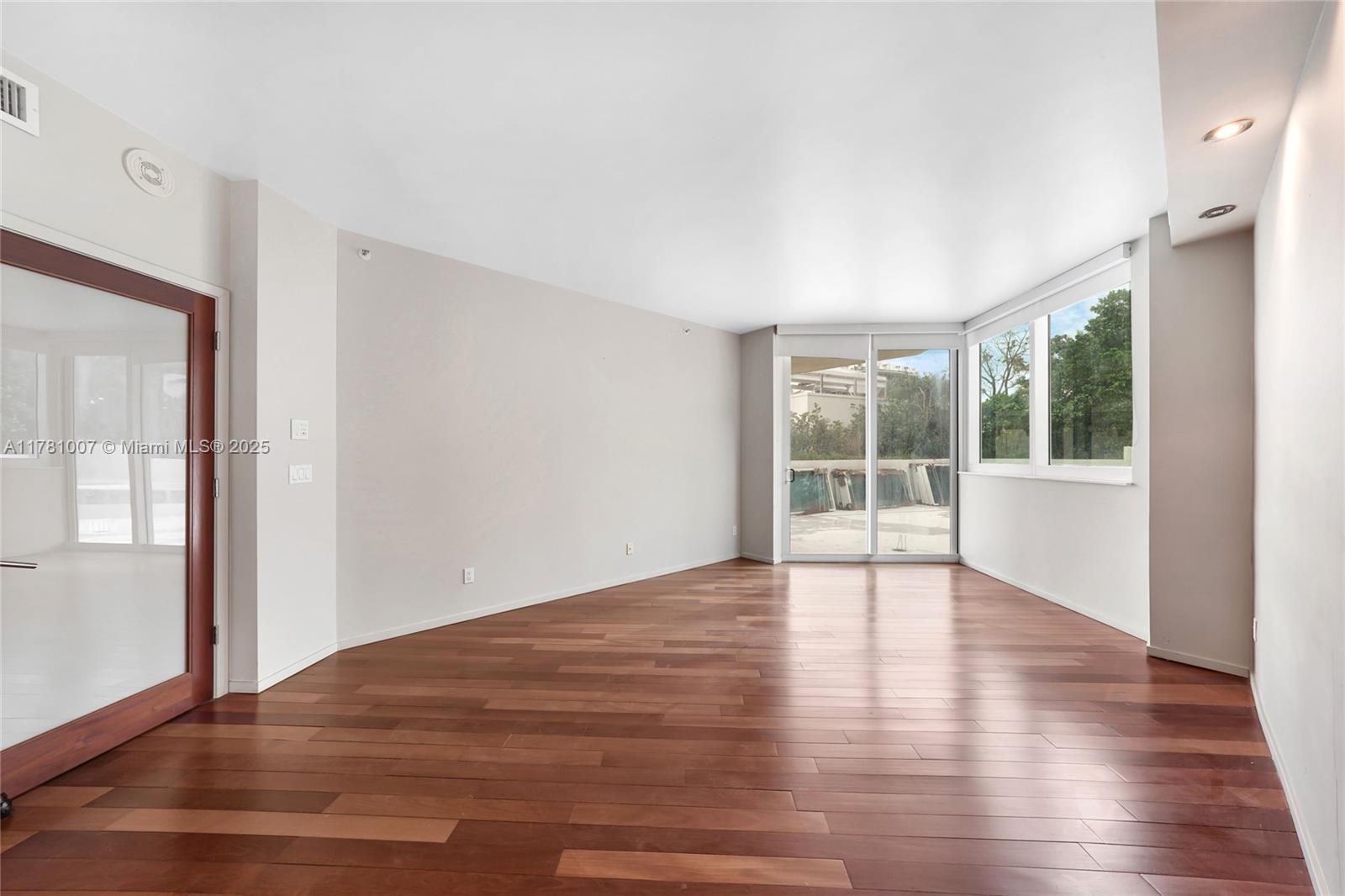 300 S Pointe Dr #305, Miami Beach FL 33139